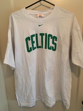 Fantastic Vintage Antoine Walker Nike Celtics White T-Shirt W/ Green Logo SZ XL